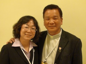 蔡瓊美牧師(左)