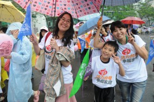 許多家庭不畏風雨走上街頭