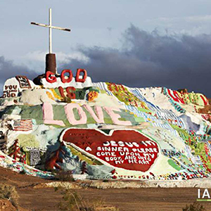 國際|World News 大目擊─基督徒老爺爺花24 年建造「救贖山」－ 為宣揚「神是愛
